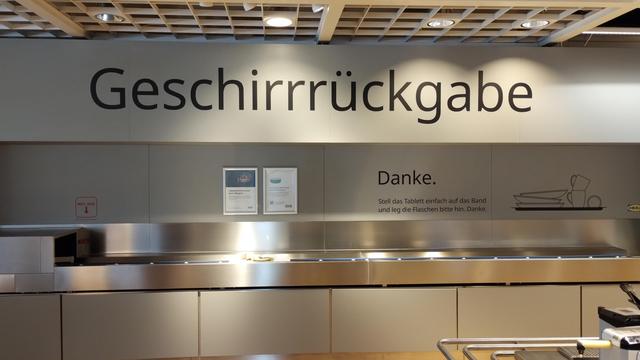 Foto der Geschirrrückgabe beim IKEA mit einem Fließband für benutzte Tabletts